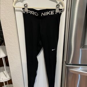 NEW W/OUT TAGS Nike Black and White Dri-FIT Active Leggings